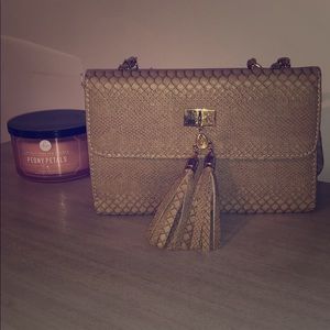 Super cute snakeskin Shoulder bag with tassels!